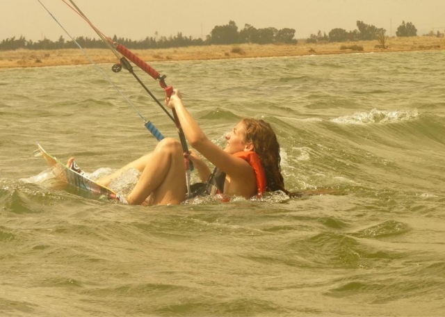 Alumna con la vista fija en el kite
